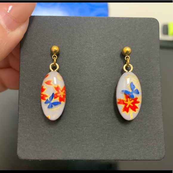 Handmade Japanese Washi stud drop earrings with 3D butterfly in resin - Picture 1 of 3